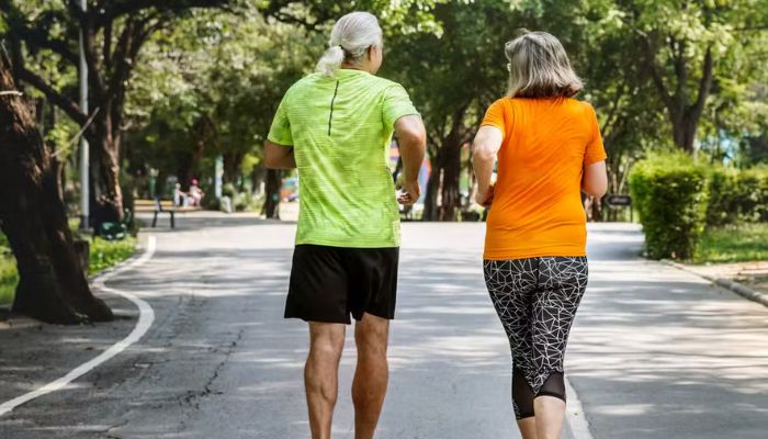 Modo como você vira ao andar pode revelar risco de Parkinson, aponta estudo